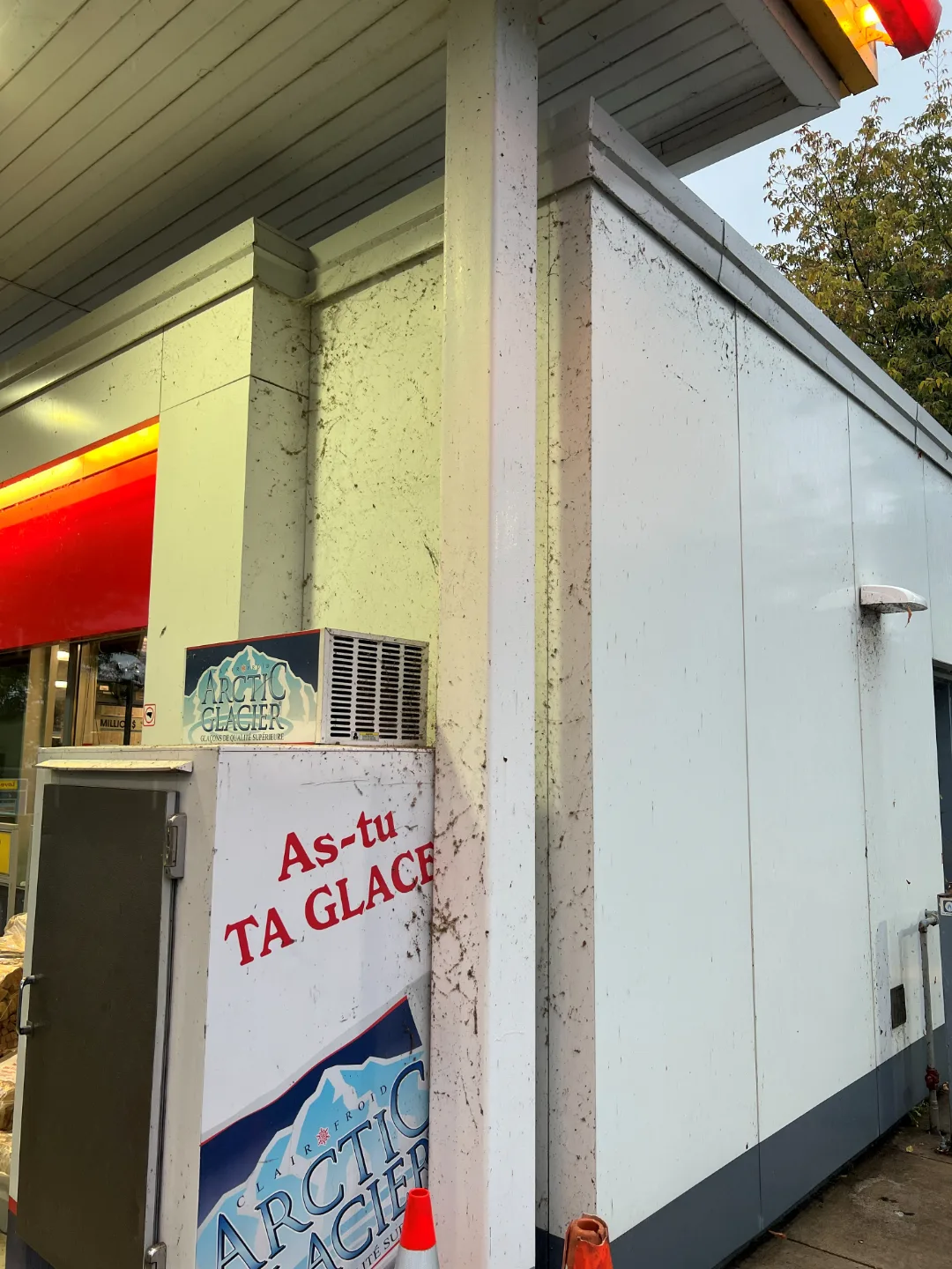 Devanture, avant le nettoyage