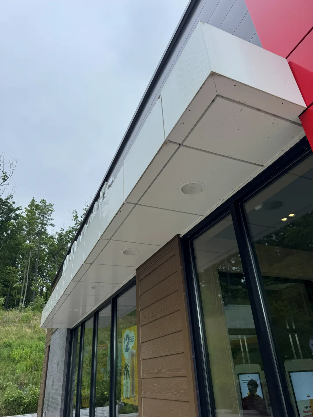Extérieur commercial, avant le nettoyage